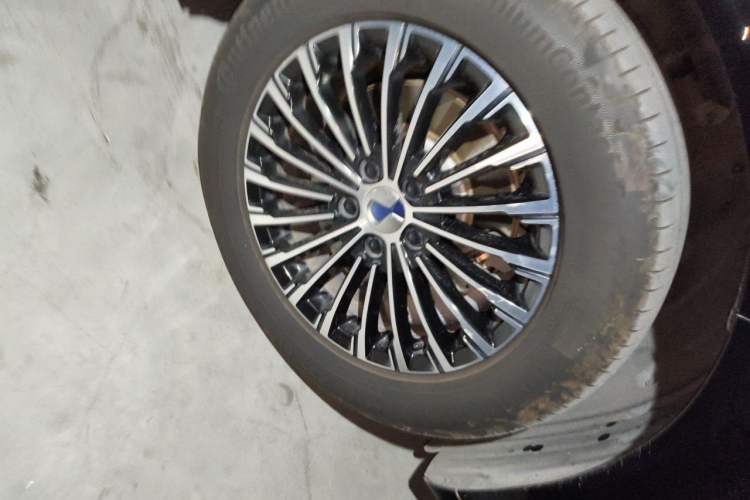 Used Denza D9 2022 DM-i 970 Four-Wheel Drive Prestige Model Right Front Wheel Hub