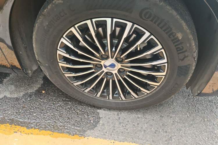 Used Denza D9 2022 DM-i 970 Four-Wheel Drive Prestige Model Right Front Wheel Hub