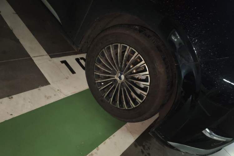 Used Denza D9 2022 DM-i 970 Four-Wheel Drive Prestige Model Right Front Wheel Hub