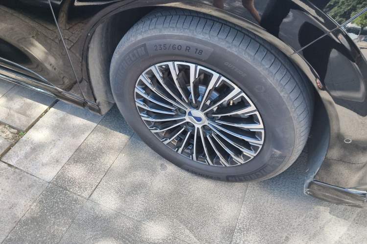 Used Denza D9 2022 DM-i 970 Four-Wheel Drive Flagship Model Right Front Wheel Hub