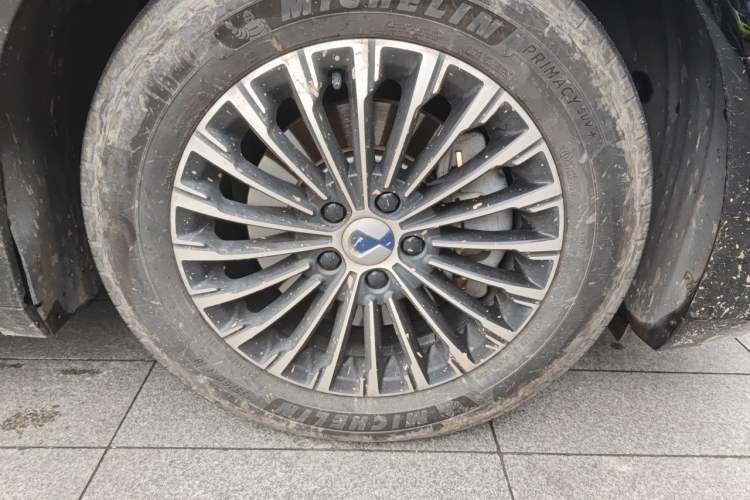 Used Denza D9 2022 EV 600 Four-Wheel Drive Flagship Model Right Front Wheel Hub