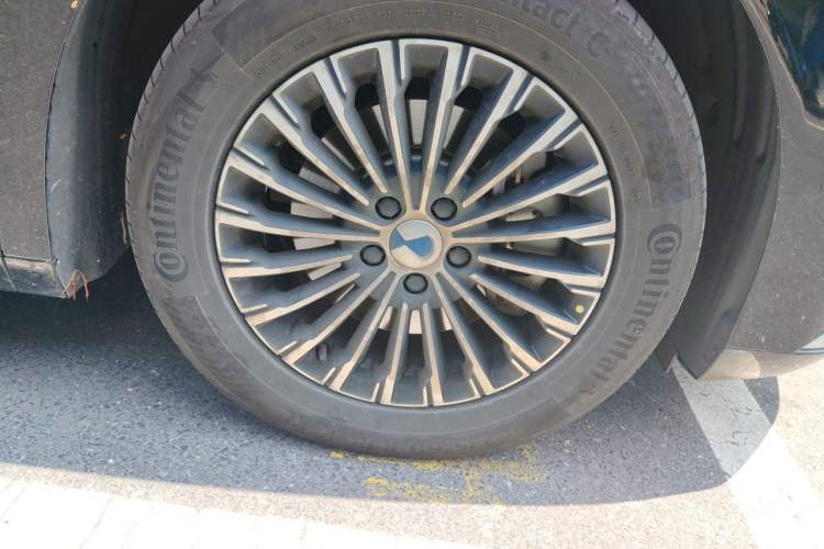 Used Denza D9 2022 DM-i 970 Four-Wheel Drive Flagship Model Right Front Wheel Hub