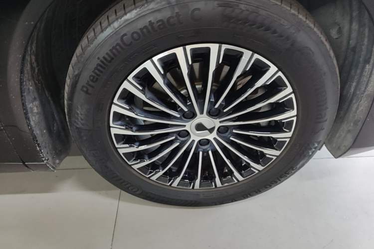 Used Denza D9 2022 DM-i 1040 Prestige Model Right Front Wheel Hub