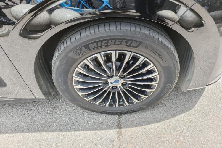 Used Denza D9 2022 EV 600 Four-Wheel Drive Flagship Model Right Front Wheel Hub