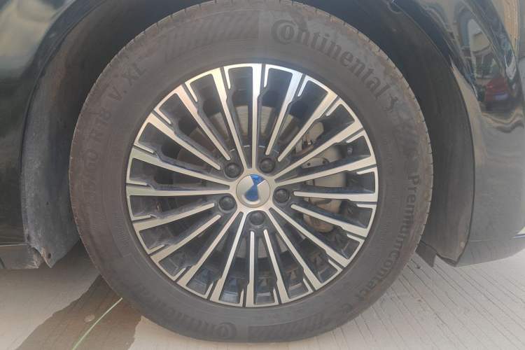 Used Denza D9 2022 DM-i 970 Four-Wheel Drive Prestige Model Right Front Wheel Hub