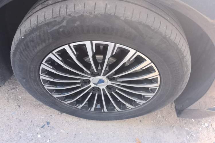 Used Denza D9 2022 DM-i 970 Four-Wheel Drive Prestige Model Right Front Wheel Hub