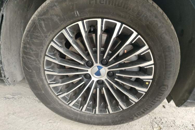 Used Denza D9 2022 DM-i 970 Four-Wheel Drive Prestige Model Right Front Wheel Hub