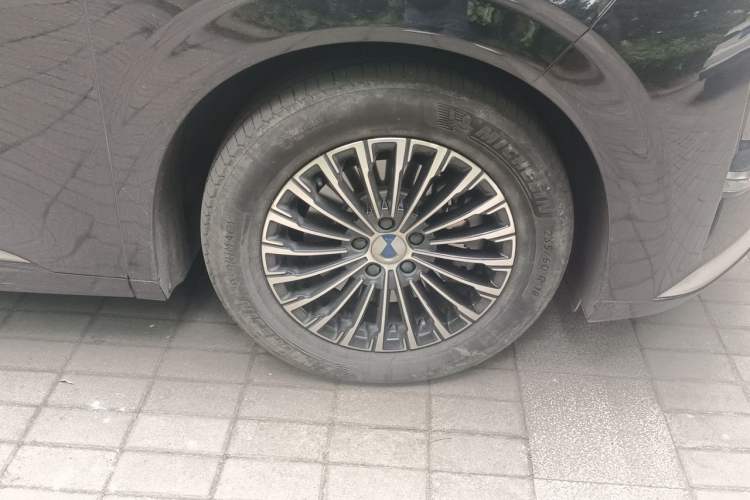 Used Denza D9 2022 DM-i 970 Four-Wheel Drive Flagship Model Right Front Wheel Hub