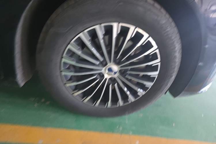 Used Denza D9 2022 EV 620 Prestige Model Right Front Wheel Hub