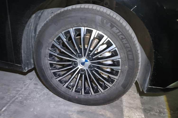 Used Denza D9 2022 DM-i 1040 Prestige Model Right Front Wheel Hub
