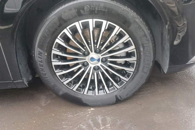 Used Denza D9 2022 DM-i 970 Four-Wheel Drive Prestige Model Right Front Wheel Hub