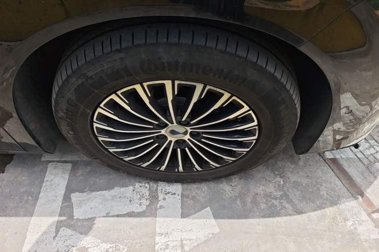 Used Denza D9 2022 DM-i 970 Four-Wheel Drive Flagship Model Right Front Wheel Hub