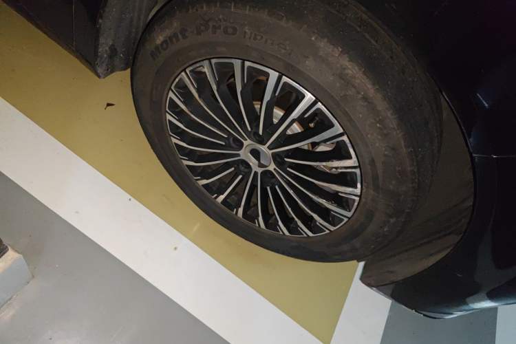 Used Denza D9 2022 DM-i 970 Four-Wheel Drive Flagship Model Right Front Wheel Hub