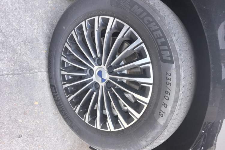 Used Denza D9 2022 DM-i 970 Four-Wheel Drive Flagship Model Right Front Wheel Hub