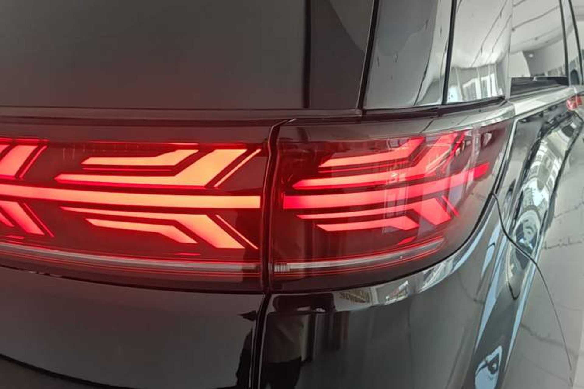 Used Denza D9 2022 DM-i 970 Four-Wheel Drive Flagship Model Right Rear Taillight