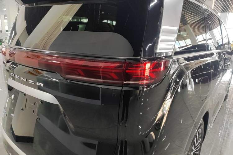 Used Denza D9 2022 DM-i 970 Four-Wheel Drive Prestige Model Right Rear Taillight