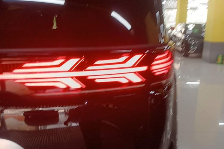 Used Denza D9 2022 DM-i 970 Four-Wheel Drive Flagship Model Right Rear Taillight