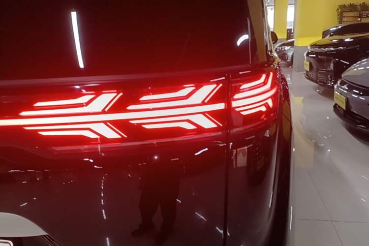 Used Denza D9 2022 DM-i 970 Four-Wheel Drive Flagship Model Right Rear Taillight