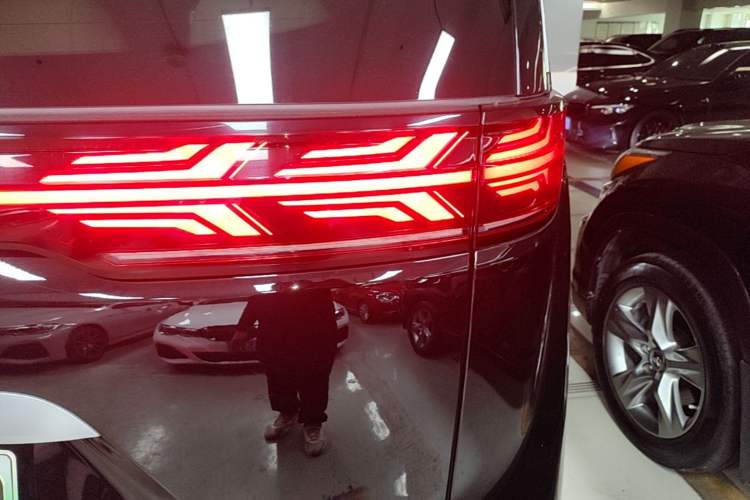 Used Denza D9 2022 DM-i 970 Four-Wheel Drive Flagship Model Right Rear Taillight
