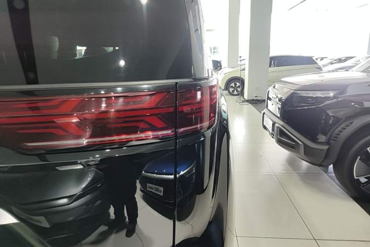 Used Denza D9 2022 DM-i 970 Four-Wheel Drive Prestige Model Right Rear Taillight
