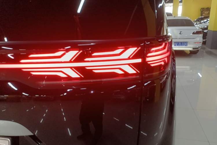 Used Denza D9 2022 DM-i 970 Four-Wheel Drive Flagship Model Right Rear Taillight