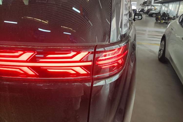 Used Denza D9 2022 DM-i 970 Four-Wheel Drive Flagship Model Right Rear Taillight