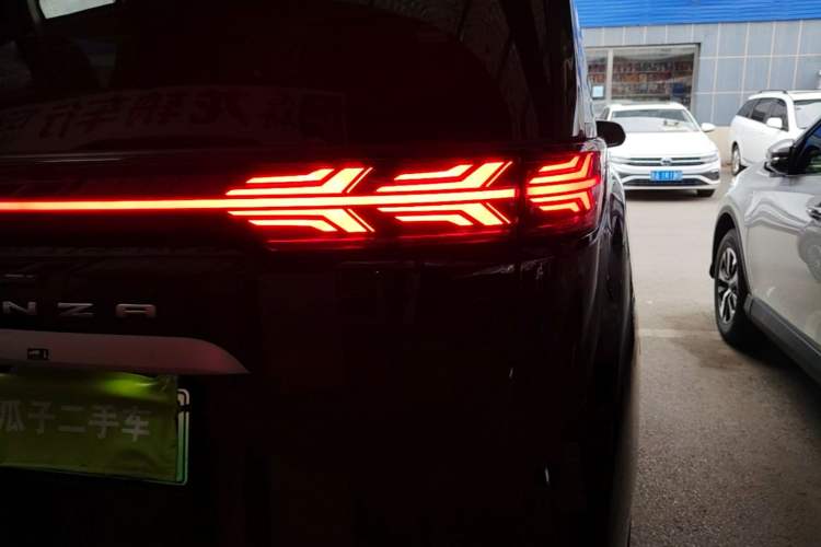 Used Denza D9 2022 DM-i 970 Four-Wheel Drive Prestige Model Right Rear Taillight