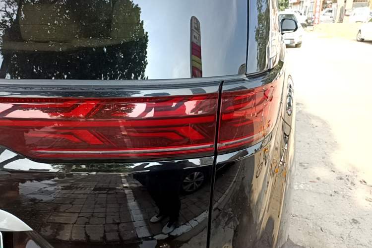 Used Denza D9 2022 DM-i 970 Four-Wheel Drive Prestige Model Right Rear Taillight
