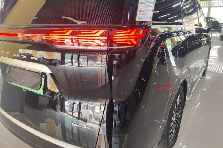 Used Denza D9 2022 DM-i 970 Four-Wheel Drive Flagship Model Right Rear Taillight