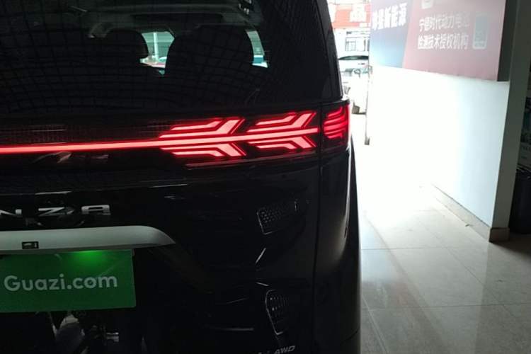 Used Denza D9 2022 DM-i 970 Four-Wheel Drive Flagship Model Right Rear Taillight