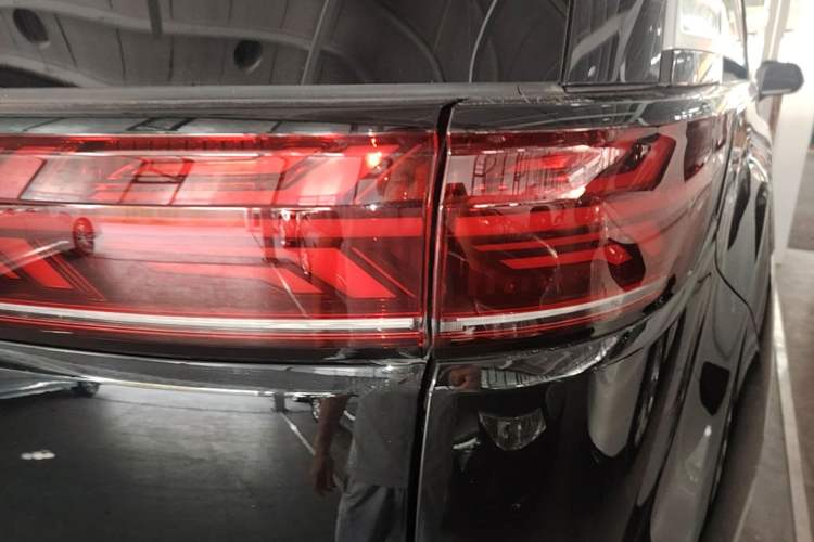 Used Denza D9 2022 DM-i 970 Four-Wheel Drive Flagship Model Right Rear Taillight