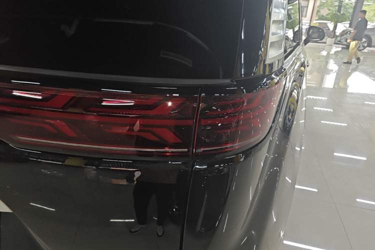 Used Denza D9 2022 DM-i 970 Four-Wheel Drive Flagship Model Right Rear Taillight