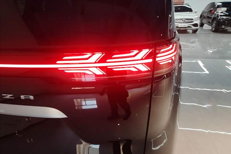 Used Denza D9 2022 DM-i 970 Four-Wheel Drive Prestige Model Right Rear Taillight
