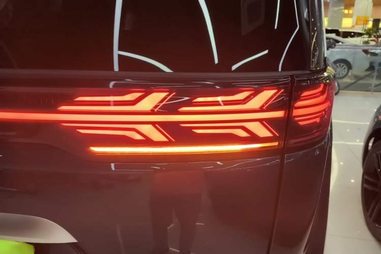 Used Denza D9 2022 DM-i 970 Four-Wheel Drive Prestige Model Right Rear Taillight