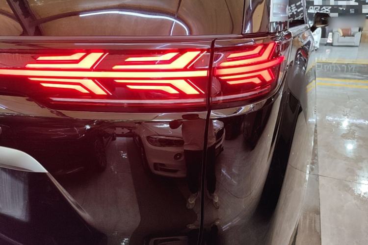Used Denza D9 2022 DM-i 970 Four-Wheel Drive Flagship Model Right Rear Taillight