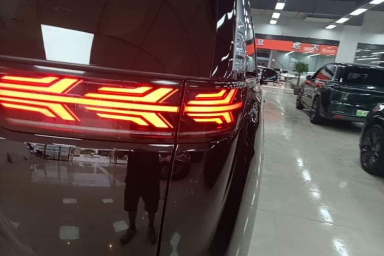 Used Denza D9 2022 DM-i 970 Four-Wheel Drive Prestige Model Right Rear Taillight