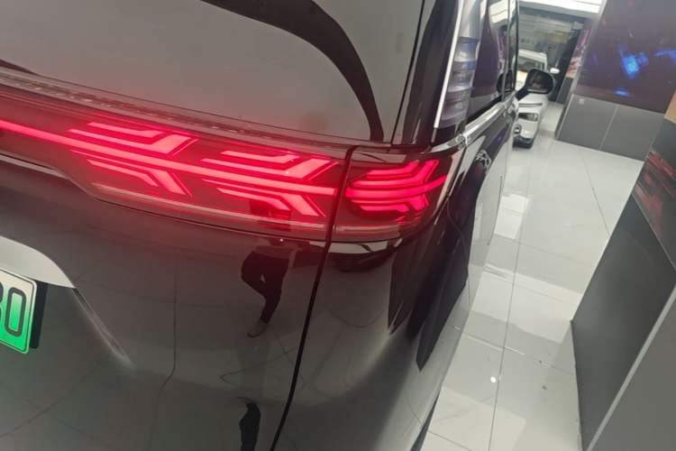 Used Denza D9 2022 DM-i 970 Four-Wheel Drive Flagship Model Right Rear Taillight