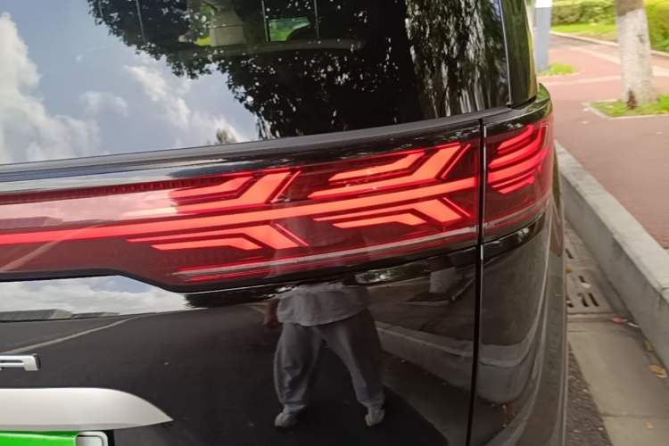 Used Denza D9 2022 DM-i 970 Four-Wheel Drive Prestige Model Right Rear Taillight