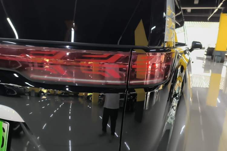 Used Denza D9 2022 DM-i 970 Four-Wheel Drive Prestige Model Right Rear Taillight