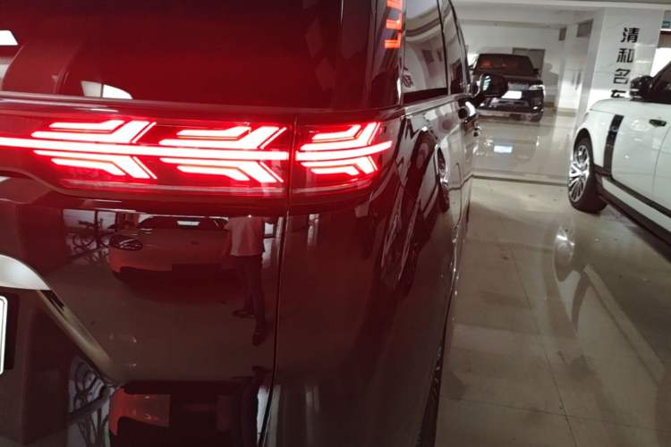 Used Denza D9 2022 DM-i 970 Four-Wheel Drive Prestige Model Right Rear Taillight