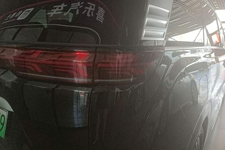 Used Denza D9 2022 DM-i 970 Four-Wheel Drive Prestige Model Right Rear Taillight