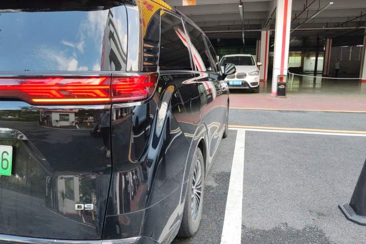 Used Denza D9 2022 DM-i 970 Four-Wheel Drive Flagship Model Right Rear Taillight