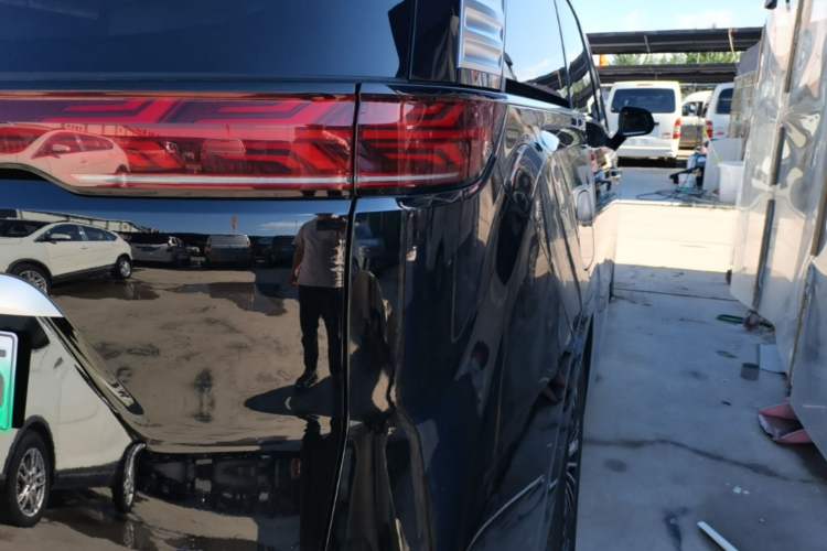 Used Denza D9 2022 DM-i 970 Four-Wheel Drive Flagship Model Right Rear Taillight