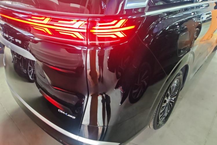 Used Denza D9 2022 DM-i 970 Four-Wheel Drive Flagship Model Right Rear Taillight