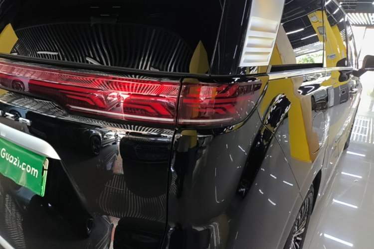 Used Denza D9 2022 DM-i 970 Four-Wheel Drive Flagship Model Right Rear Taillight