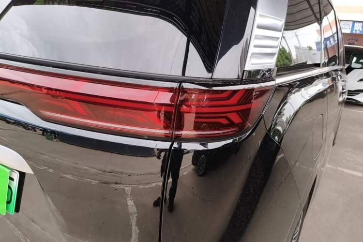 Used Denza D9 2022 DM-i 970 Four-Wheel Drive Prestige Model Right Rear Taillight