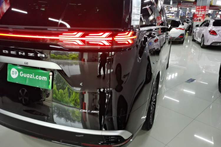 Used Denza D9 2022 DM-i 970 Four-Wheel Drive Flagship Model Right Rear Taillight