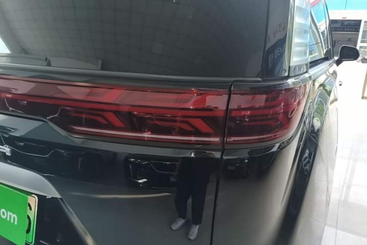 Used Denza D9 2022 DM-i 970 Four-Wheel Drive Flagship Model Right Rear Taillight