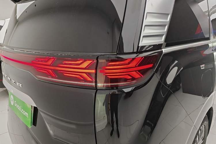 Used Denza D9 2022 DM-i 970 Four-Wheel Drive Flagship Model Right Rear Taillight