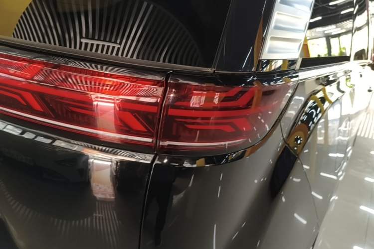 Used Denza D9 2022 DM-i 970 Four-Wheel Drive Flagship Model Right Rear Taillight